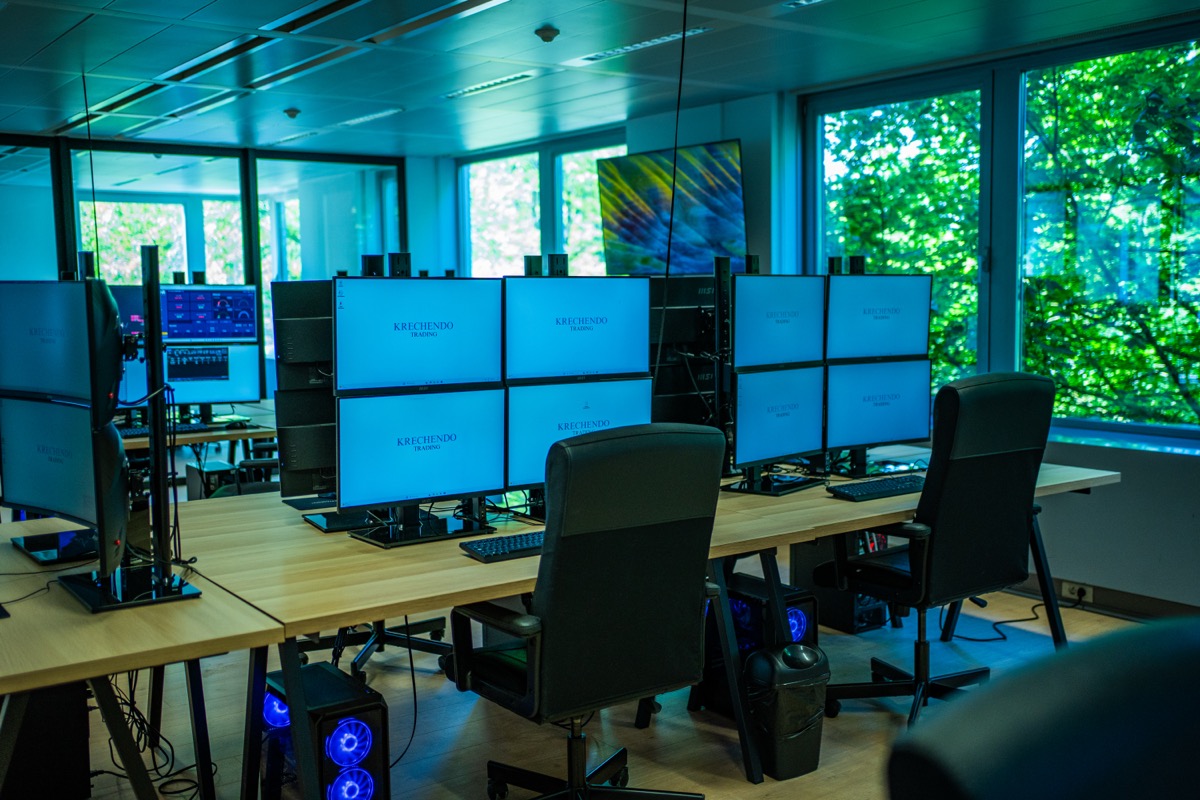 Rangées de postes de trading multi-écrans