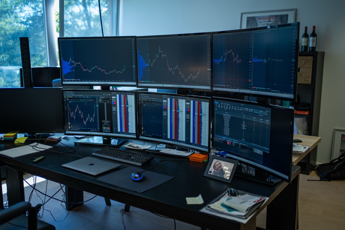Poste de trading multi-écrans