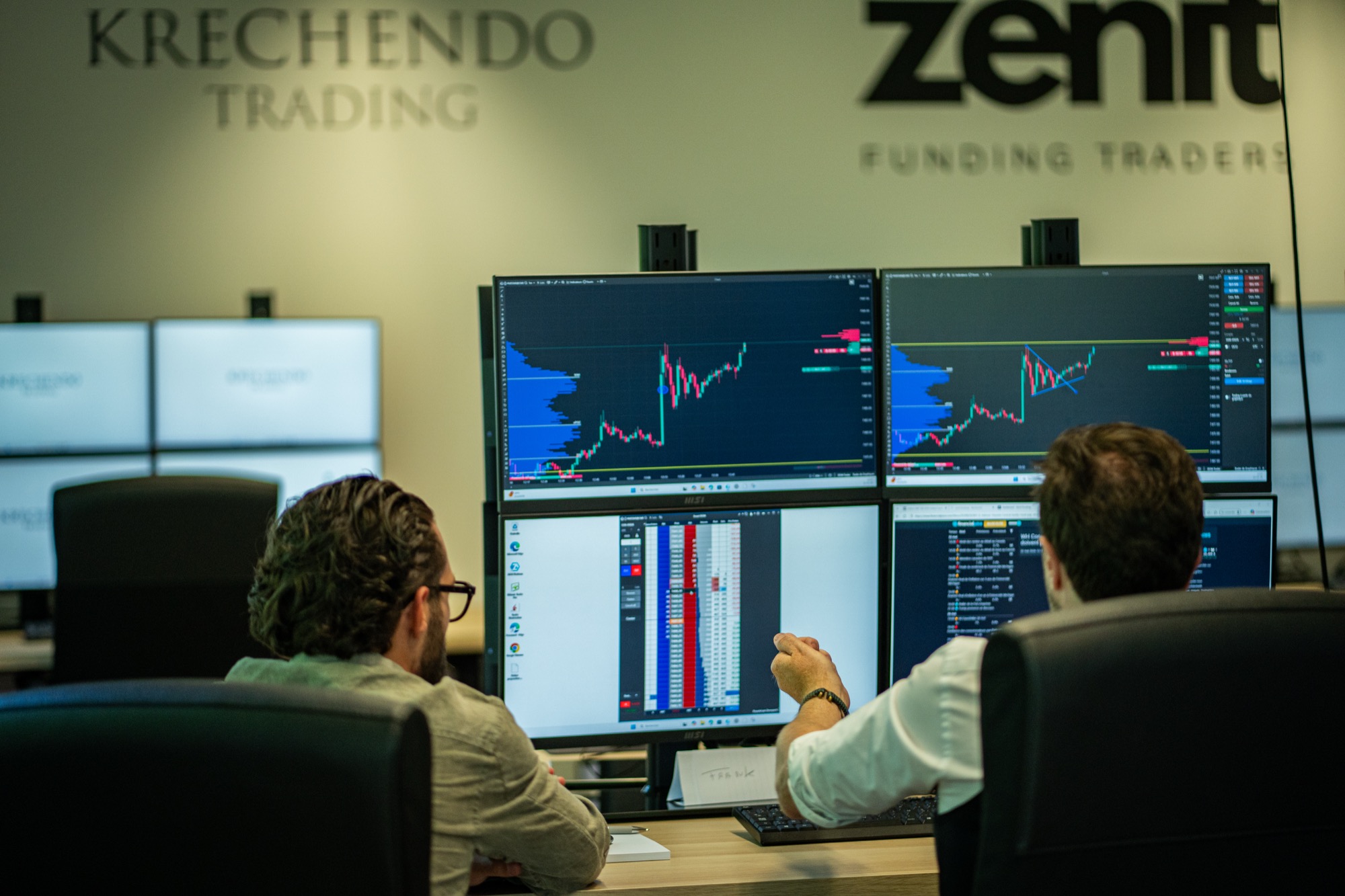 Deux traders dans la salle de marché Krechendo Trading en Belgique