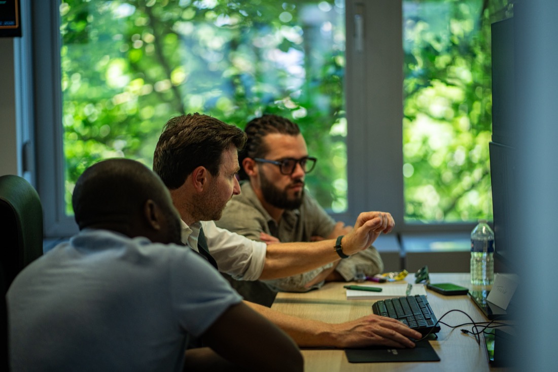 Petit groupe en formation à l'investissement et à la gestion de portefeuille