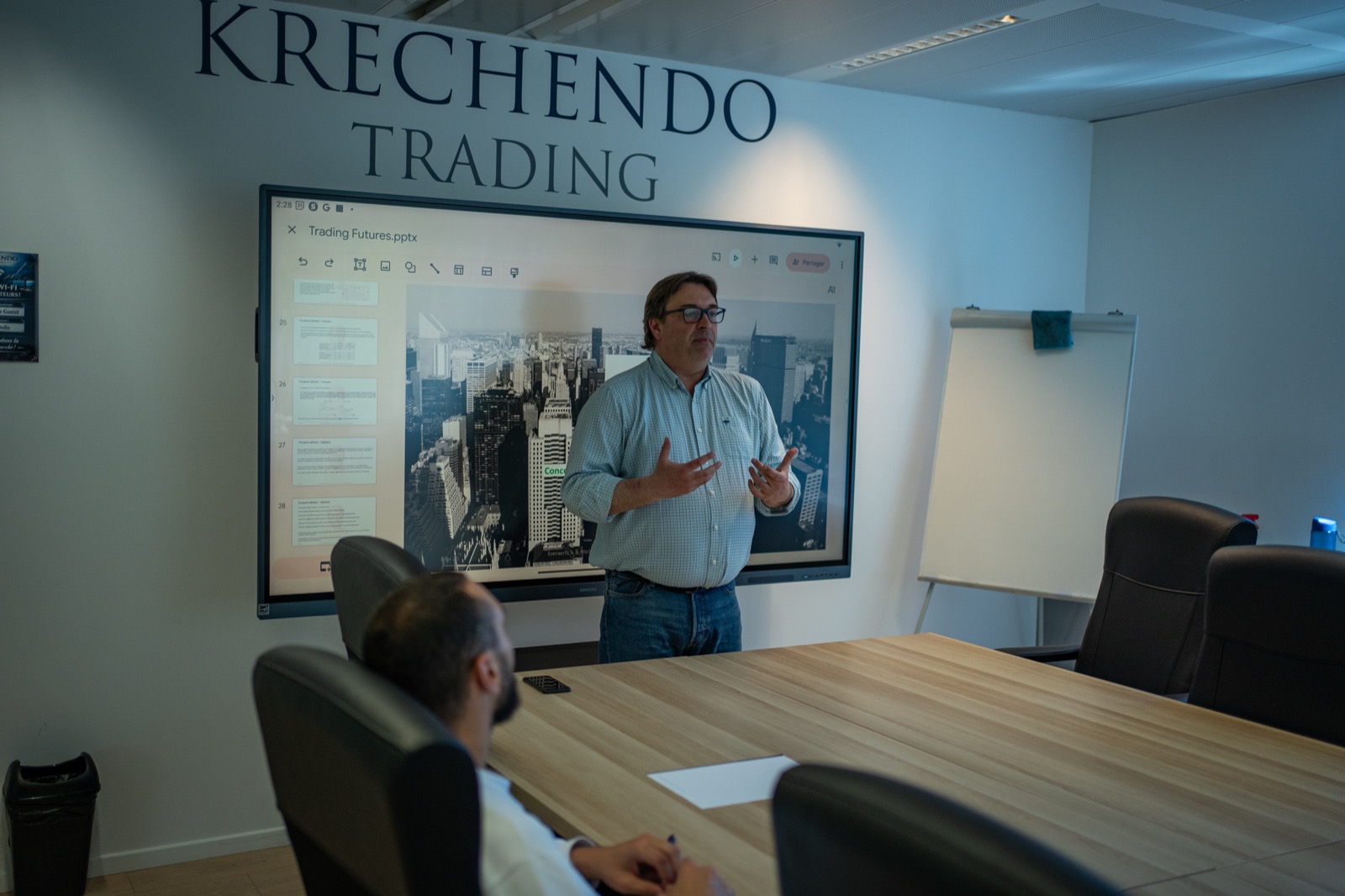 Formateur Krechendo présentant à un groupe en formation